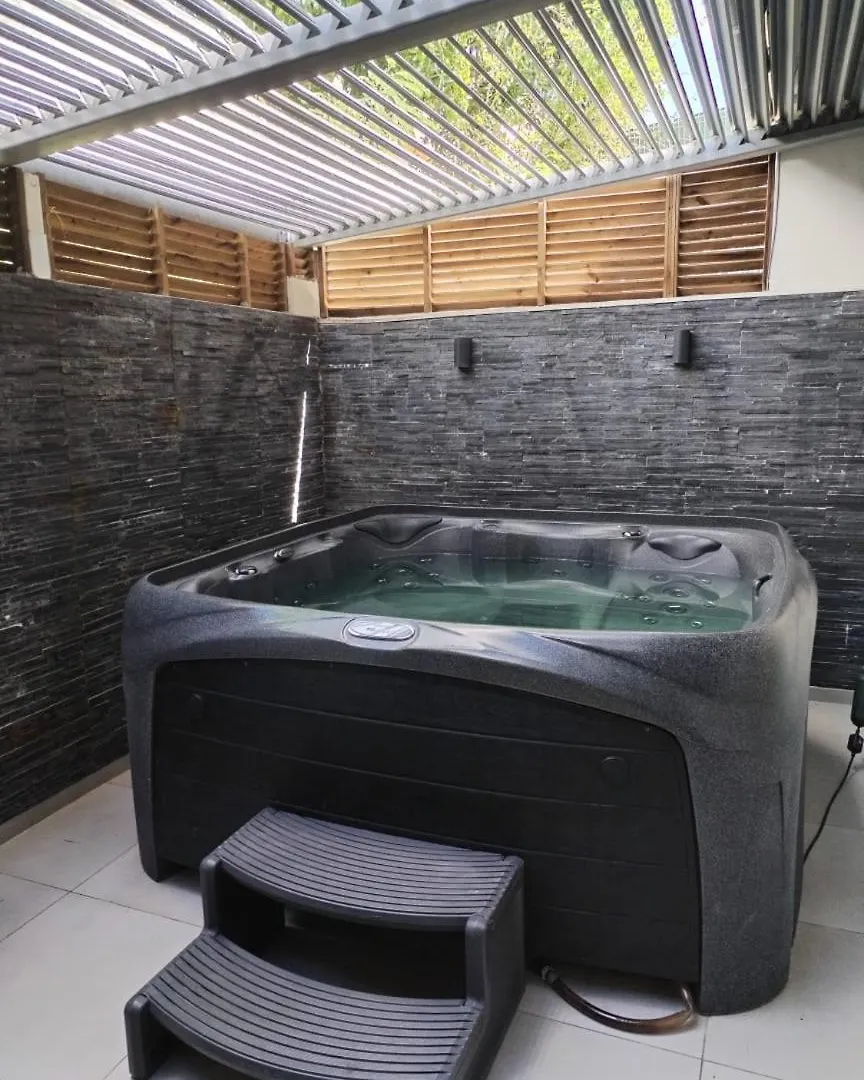 Apartamento Les Pieds Dans L'Eau Face A La Mer Des Caraibes Jacuzzi Sainte-Luce Trois-Rivieres